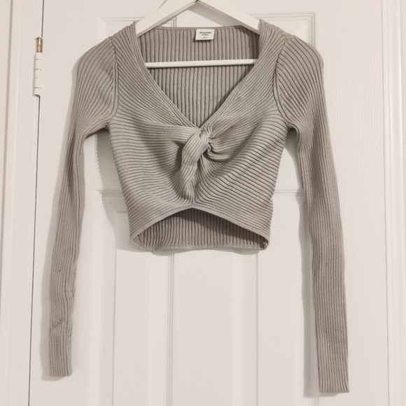 Abercrombie & Fitch Cropped Twist Front Sweater - Picture 1 of 4